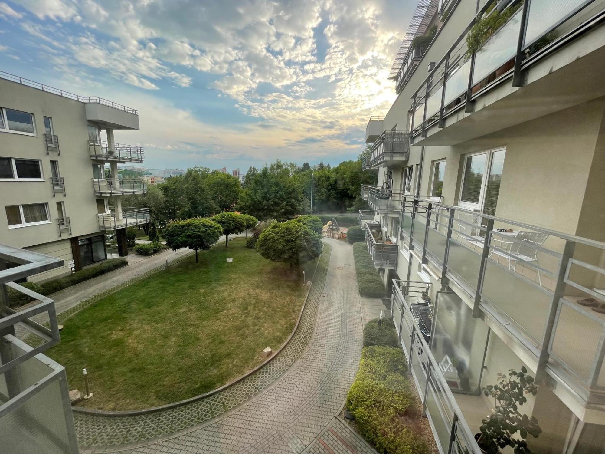Monfas Apartment Provence In Prag Exteriör bild